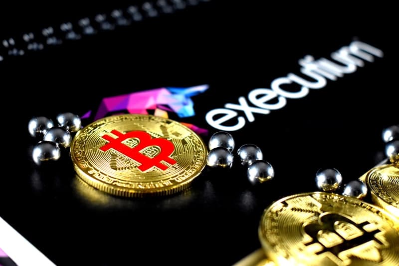 XRP vs Solana: Which Altcoin Benefits More From Regulatory Clarity and Institutional Inflows?